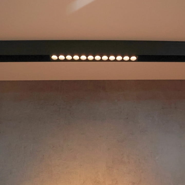 lampa_led_magnetyczna_MX017_10W_22cm_dots_czarna_ciepla.jpg