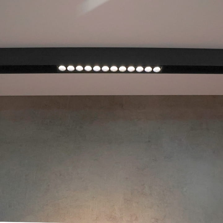 lampa_led_magnetyczna_MX017_10W_22cm_dots_czarna_neutralna.jpg